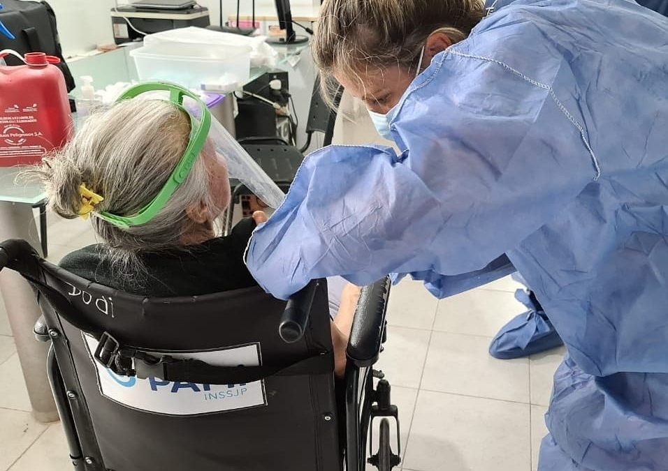 NUESTRO HOSPITAL, JUNTO AL ITURRASPE, VACUNÓ A LOS RESIDENTES DE GERIÁTRICOS DE LAS VARILLAS